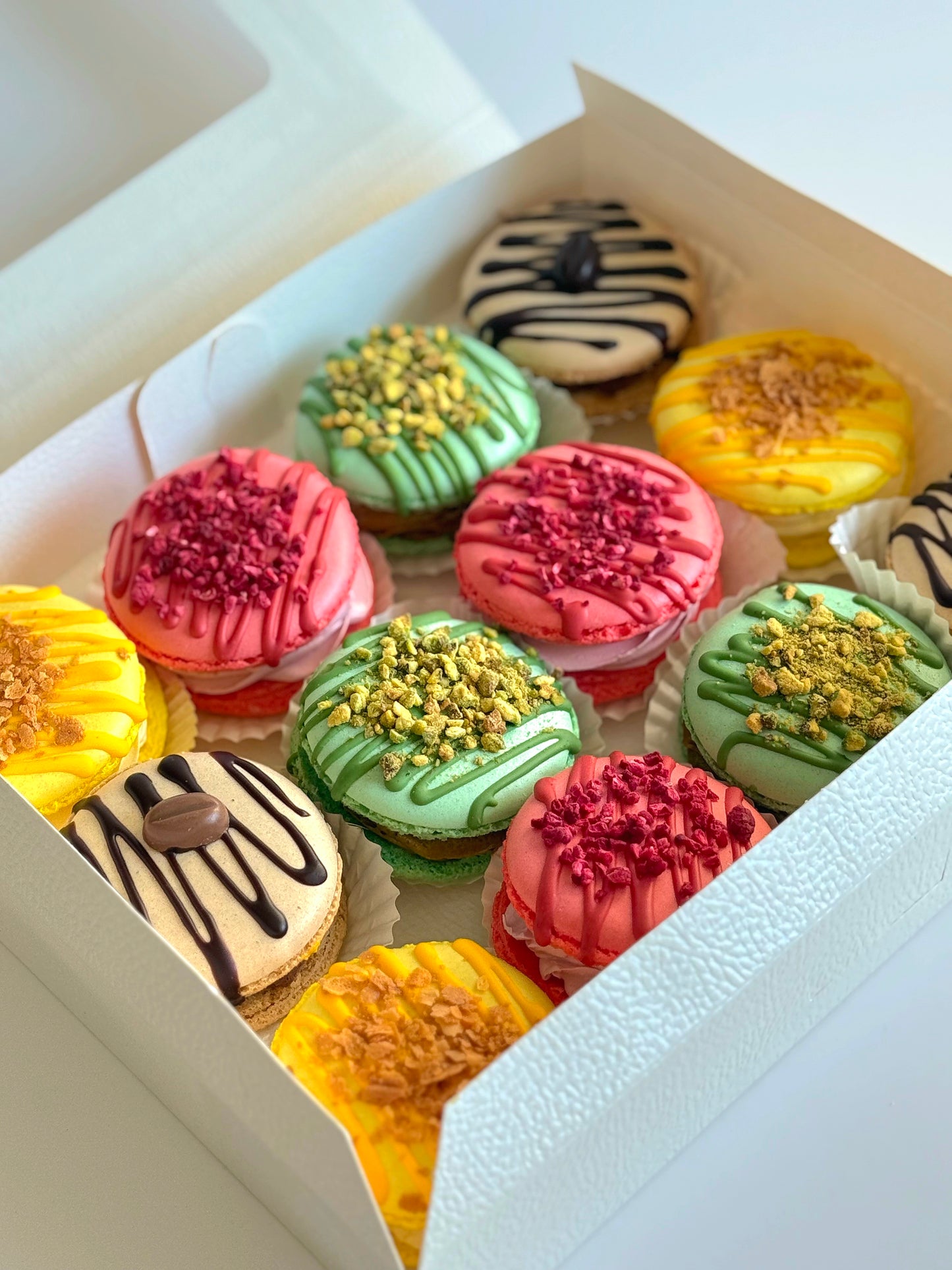 Didelių makarons skanėstų dėžutė, 12 vnt., 1 kg.