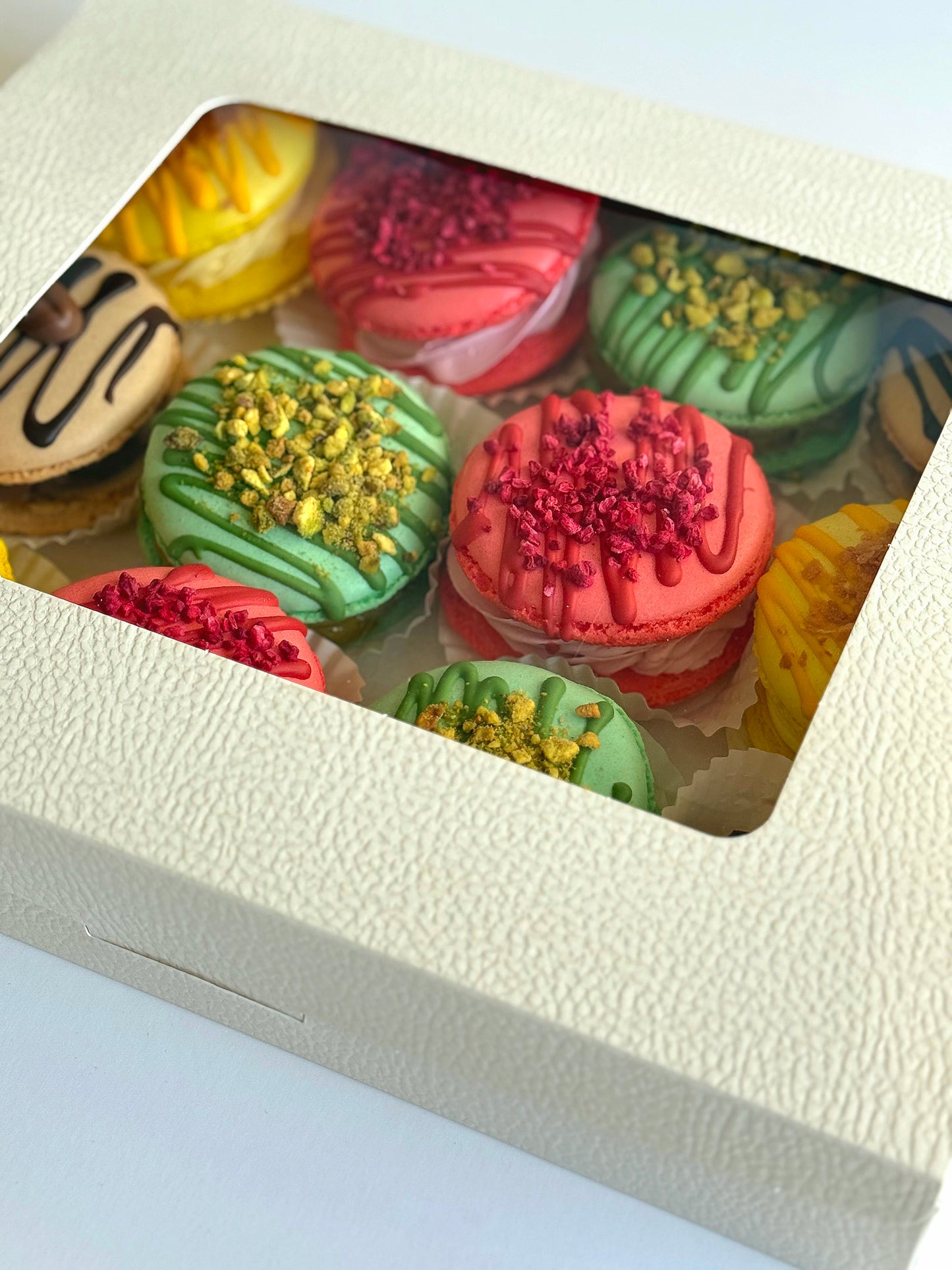 Didelių makarons skanėstų dėžutė, 12 vnt., 1 kg.