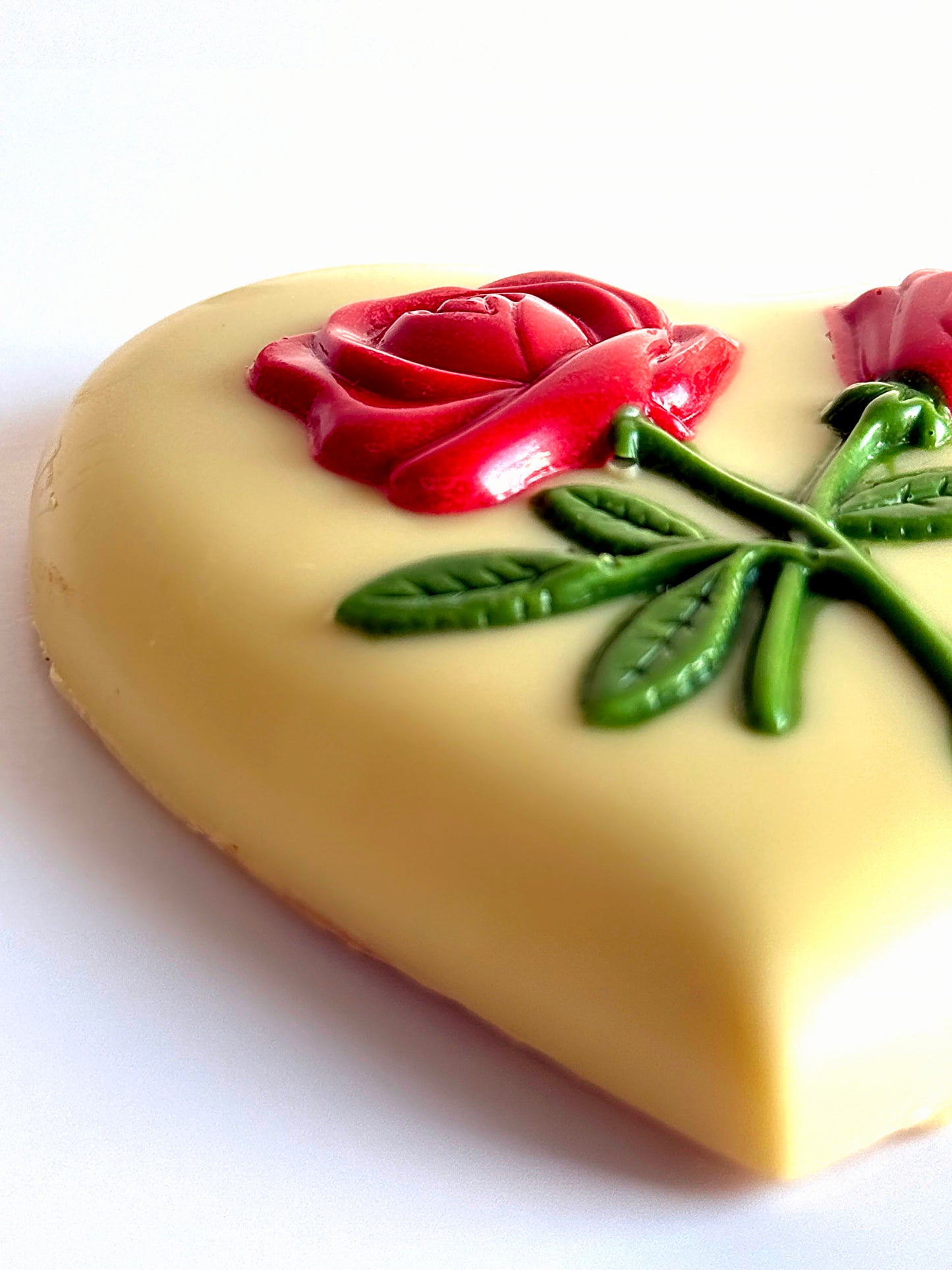 Balto šokolado širdis su anakardžio riešutų įdaru, 100 gr.