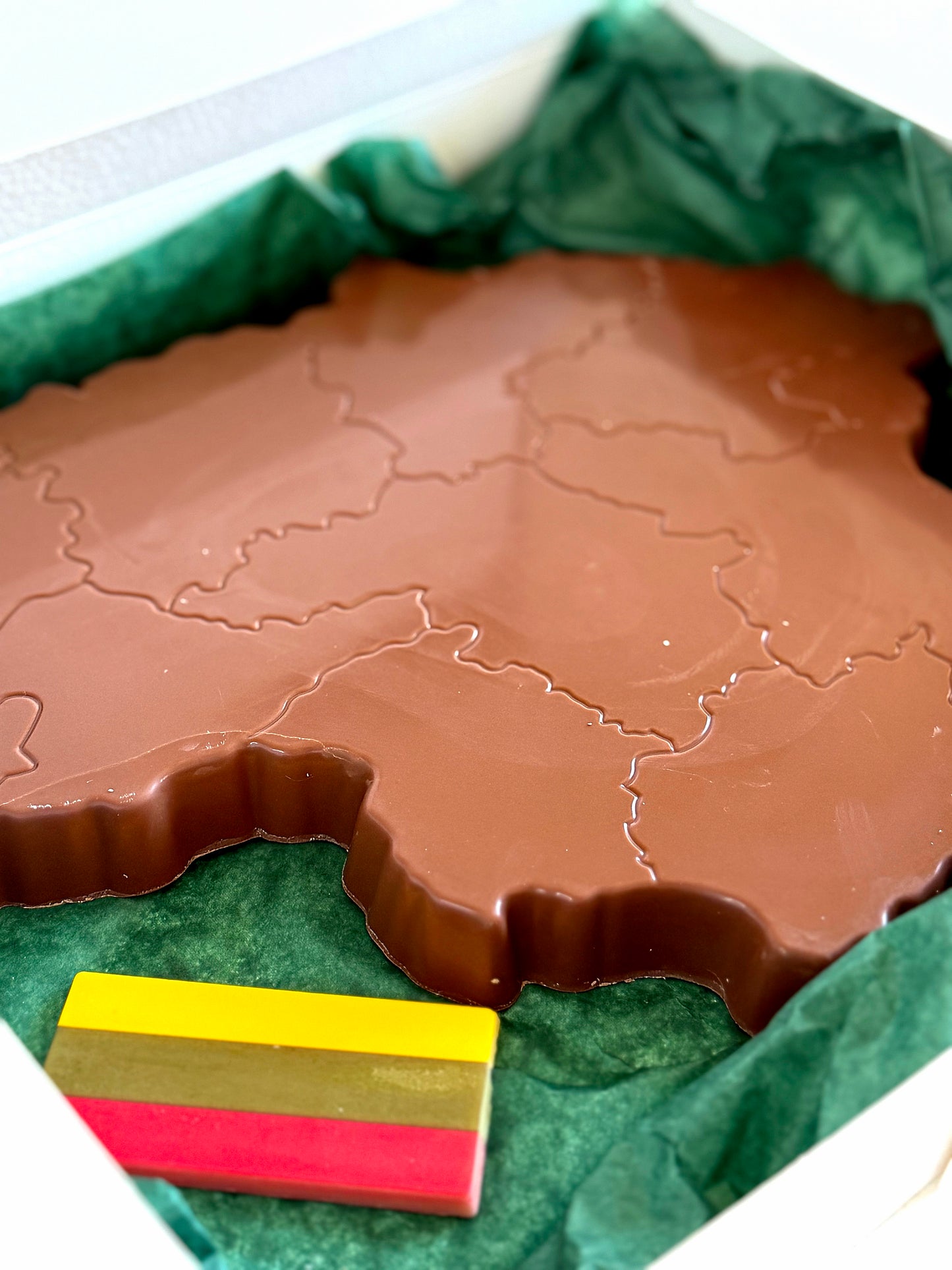 Šokoladas "Lietuva" su pistacijų įdaru, 1 kg.