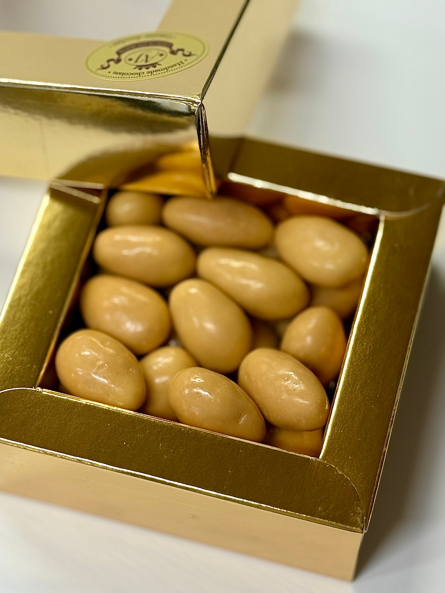 Dražė migdolai karamelės skonio su druska, auksinėje dėžutėje, 100 gr.