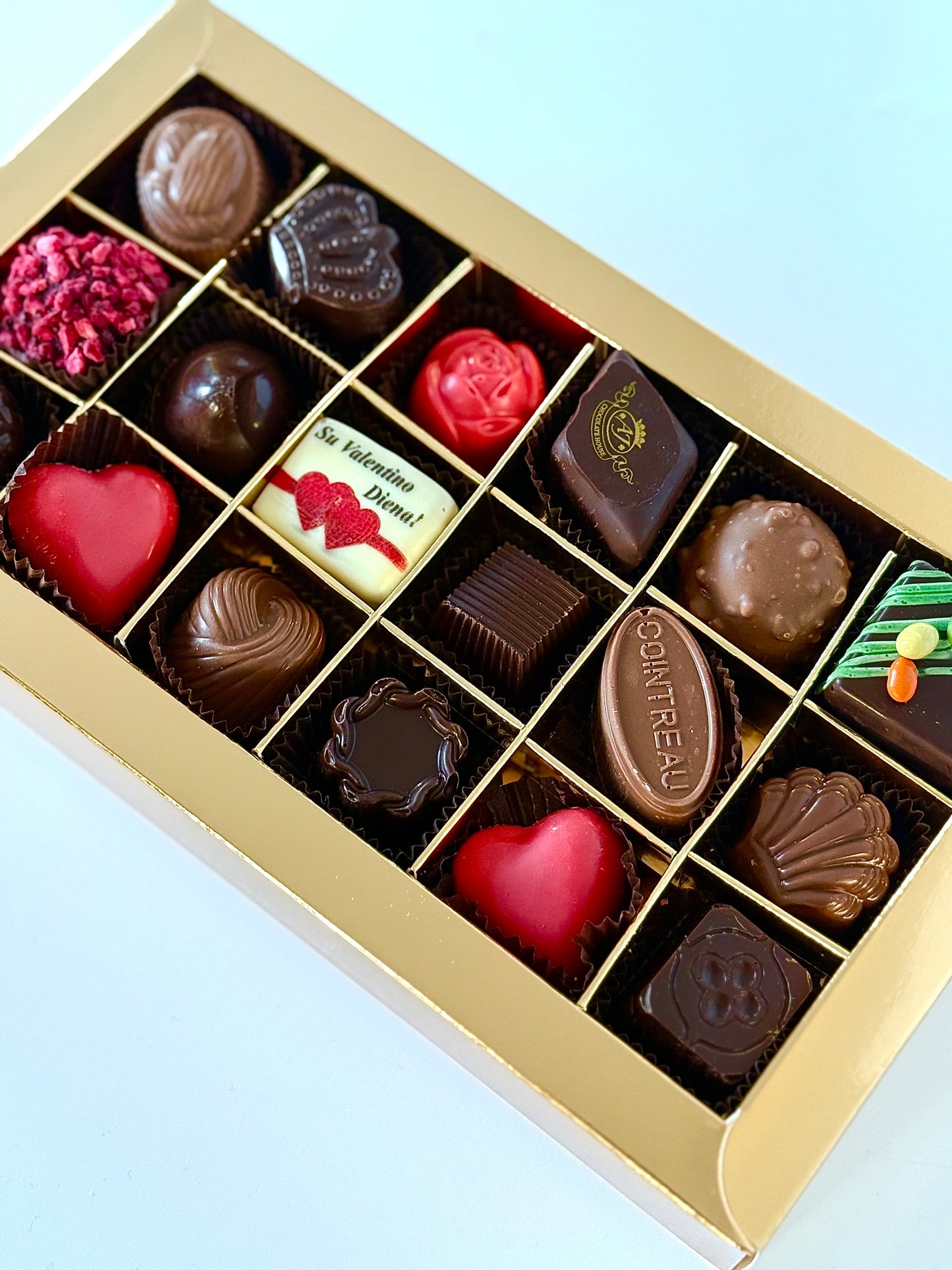 Rankų darbo saldainiai "Su Valentino diena" auksinė dėžutė 260 gr.