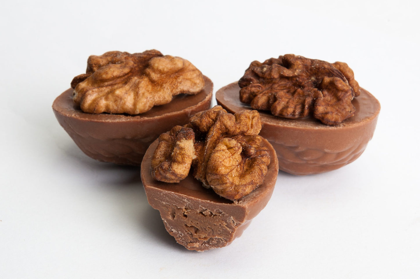 Piena šokolādes konfektes ar dažādu riekstu un valriekstu krēmu 18 g. Produkta Nr. 0027 (100 g.)