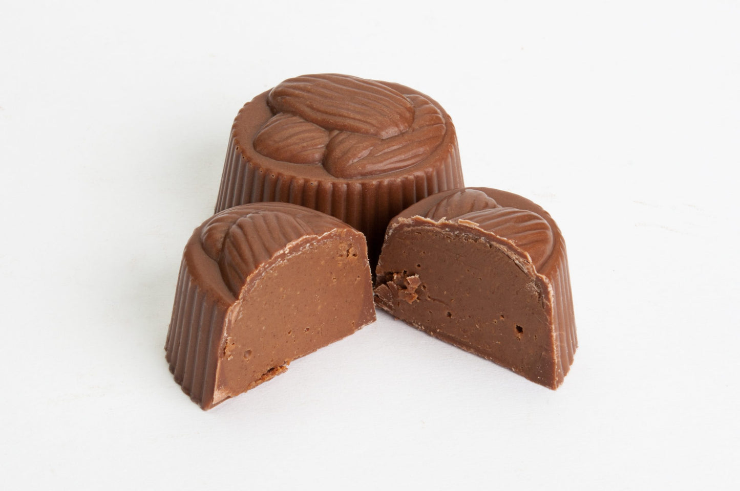 Piena šokolādes konfektes ar mandeļu krēmu "Migdolas" 12 g. Preces Nr. 0033 (100 g.)