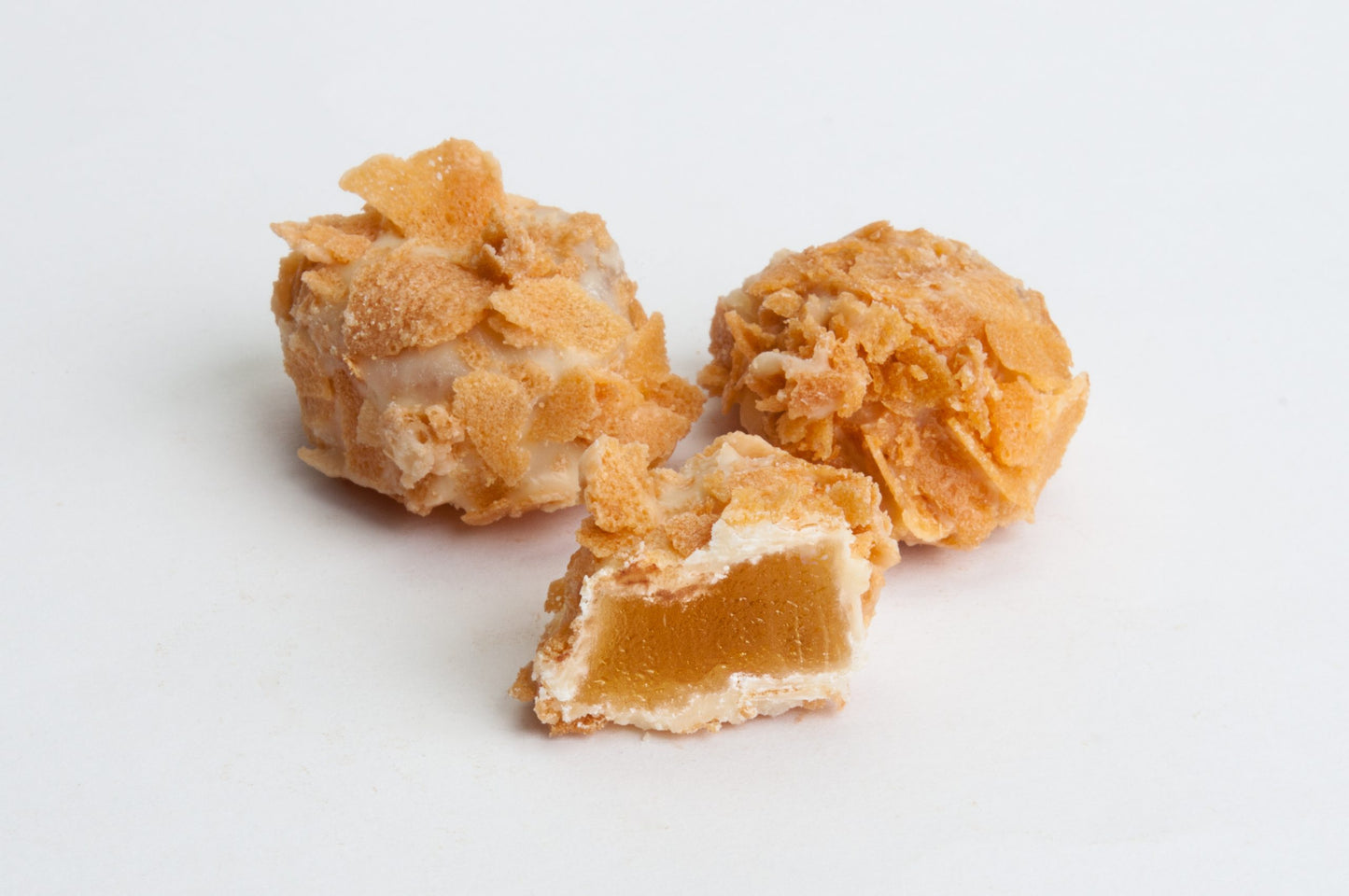 Baltās šokolādes konfektes ar ananāsiem šokolādē 12 g. Preces Nr. 0043 (100 g.)