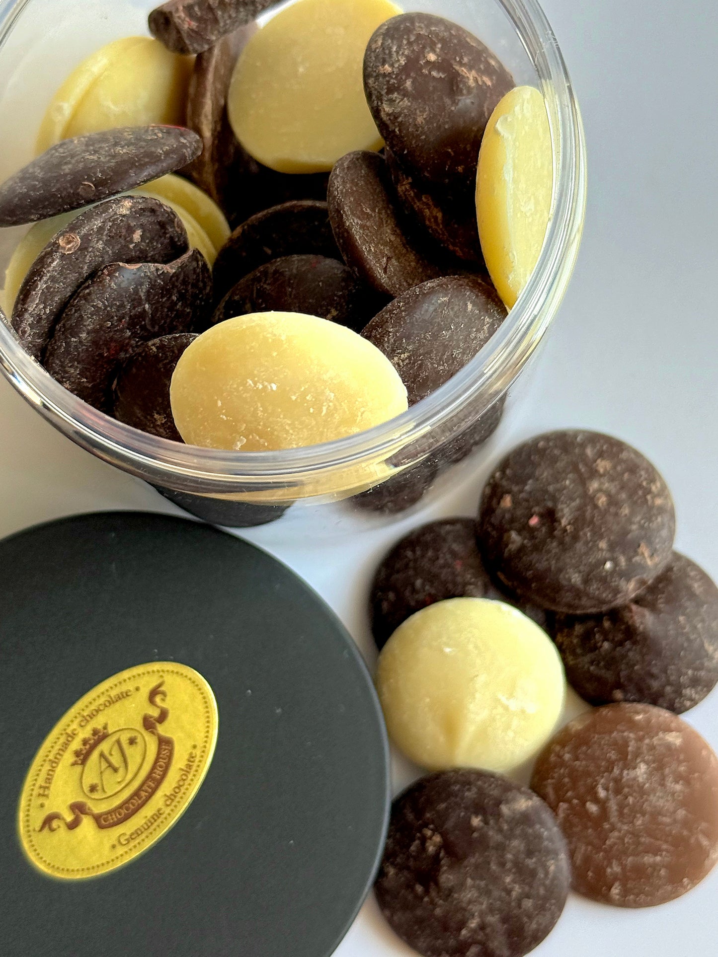 Balto, juodo, pieniško šokolado asorti indelyje, 140 gr.