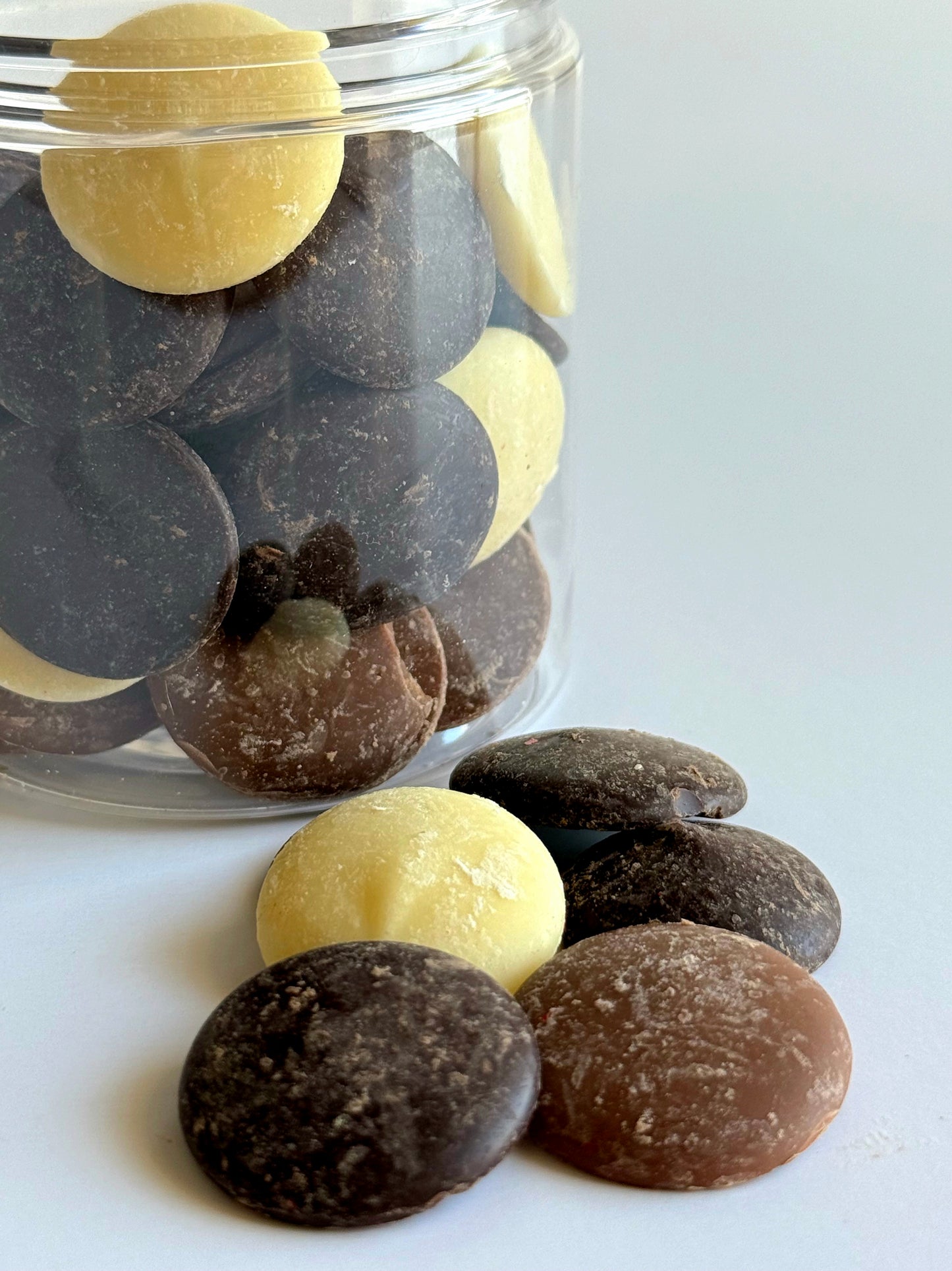 Balto, juodo, pieniško šokolado asorti indelyje, 140 gr.