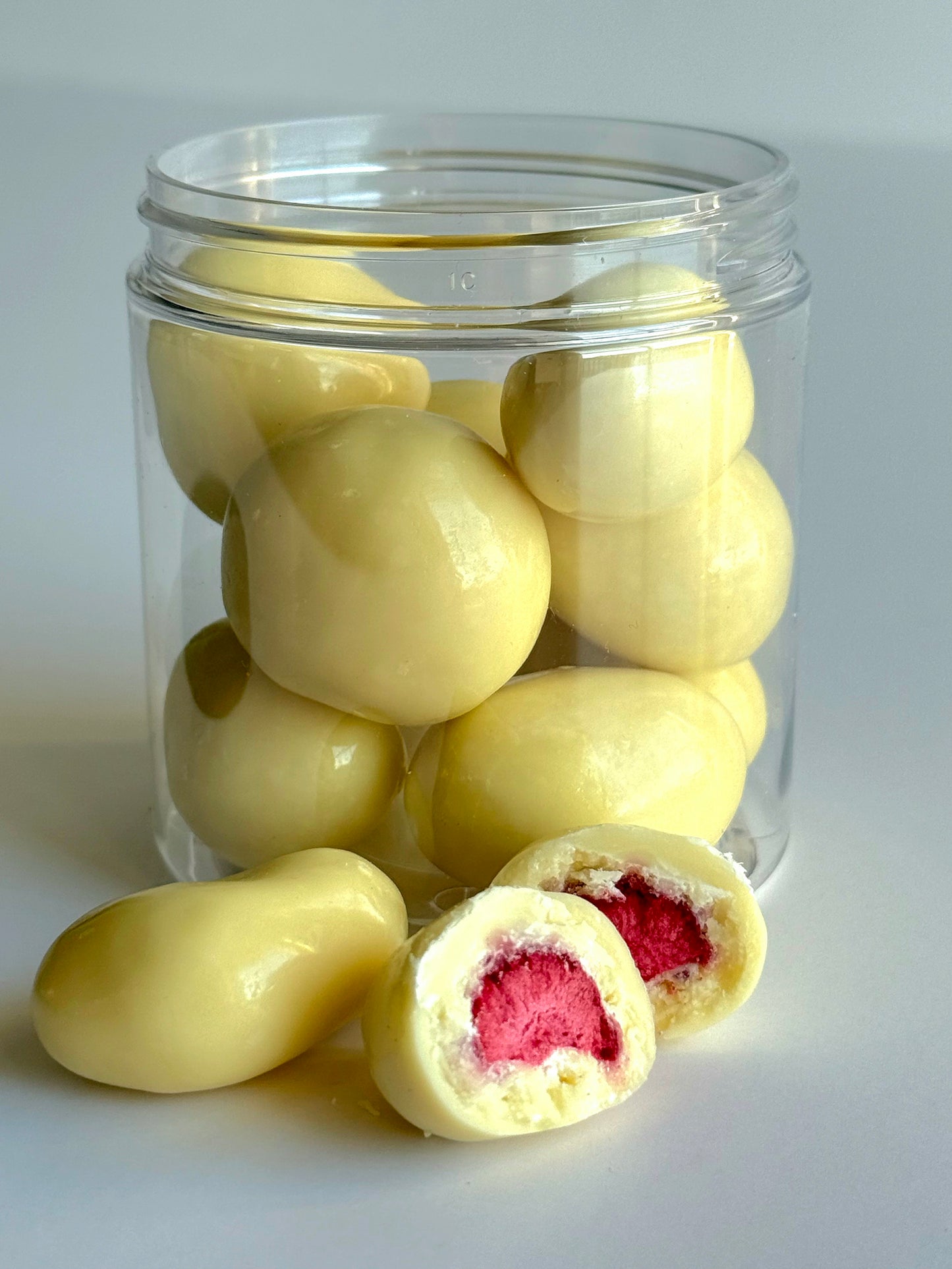 Braškės baltame šokolade, 150 gr.
