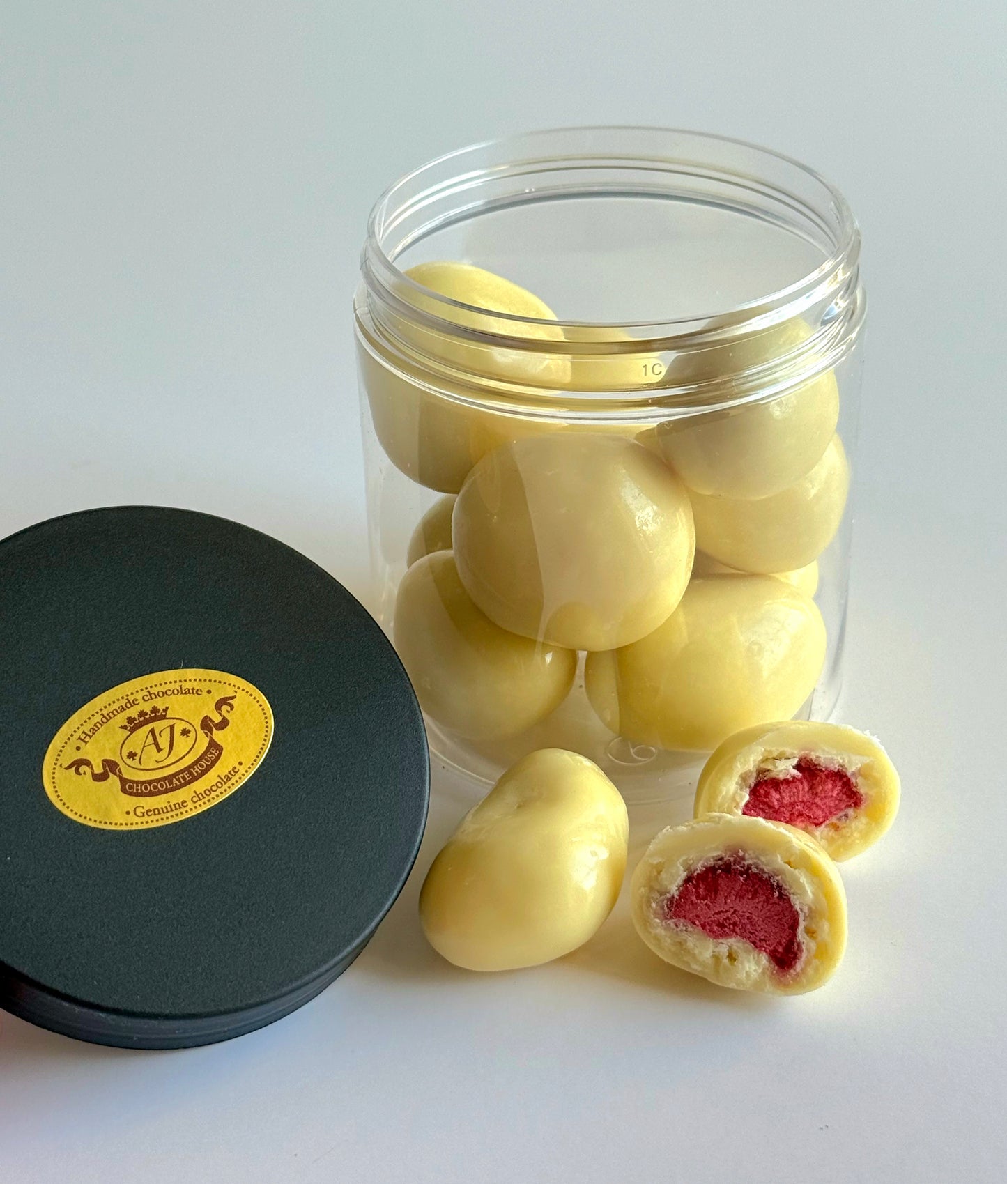 Braškės baltame šokolade, 150 gr.