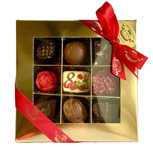 Saldainiai auksinėje dėžutėje "Su Kovo 8", 120 g.