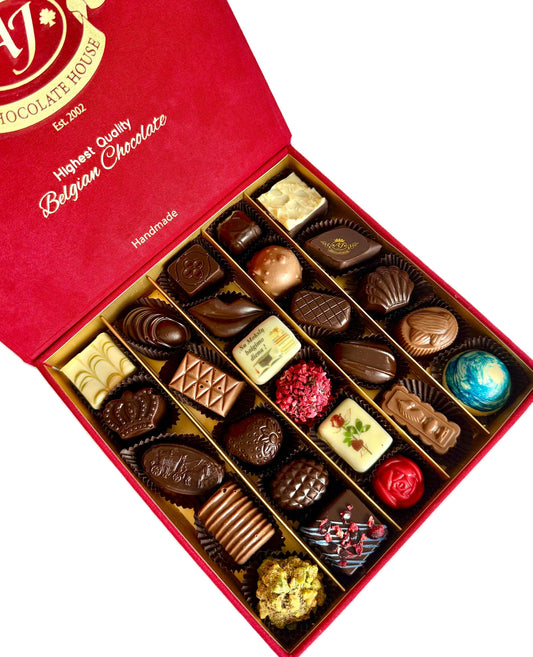 Prabangi vidutinė saldainių dėžutė " Su mokslų baigimo diena", 350 g + DOVANA kvietimai 4 asmenims į AJ Šokolado skulptūrų muziejų