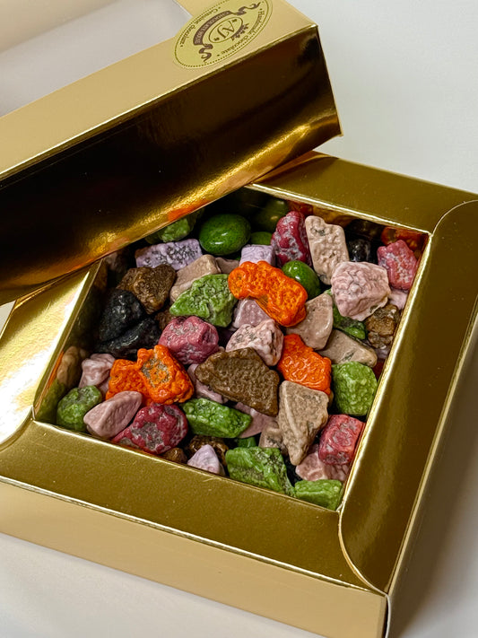 Dražė spalvoti šokoladiniai akmenėliai auksinėje dėžutėje, 100 gr.