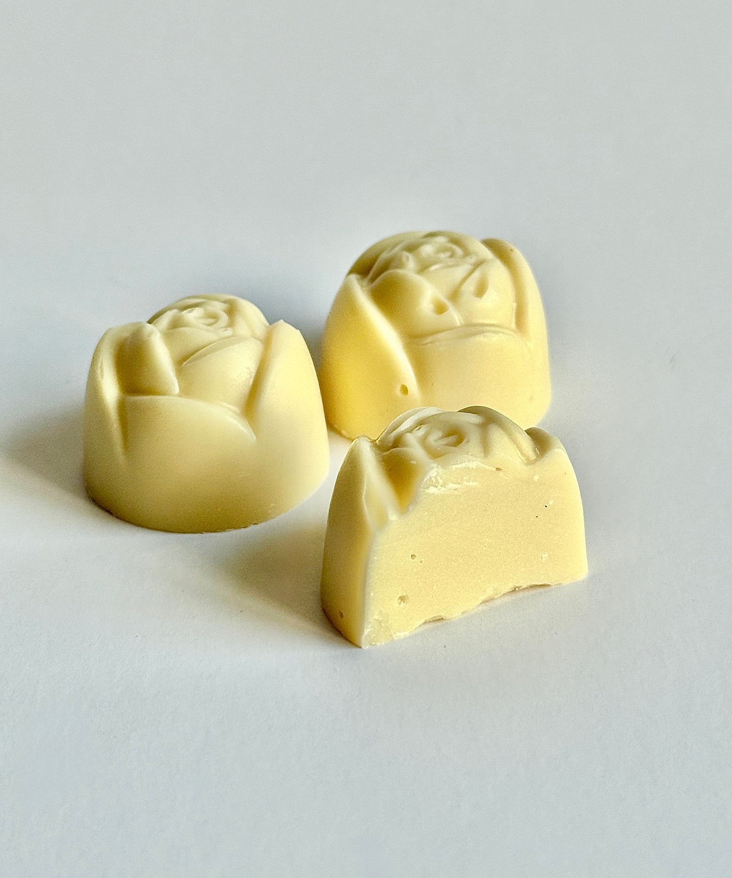 Balto šokolado "Rožė" su karamelės įdaru